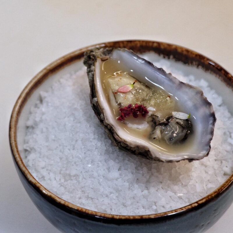 Ostrica Carling Rock Ford II, elisir al gin Roku e finocchio, caviale di limone