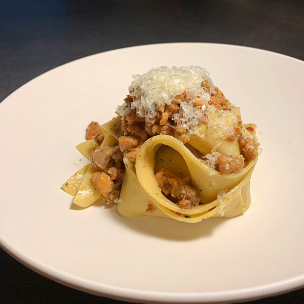 Pappardelle di Senatore Cappelli al ragù di faraona, timo limone e ragusano d.o.p.