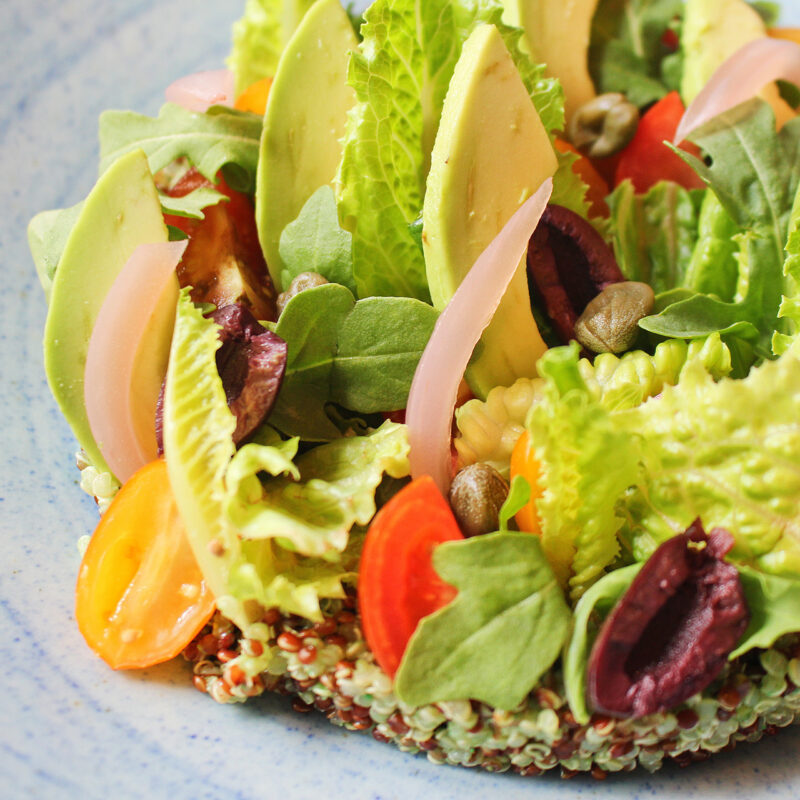 Insalata di quinoa, avocado e pomodorini multicolor